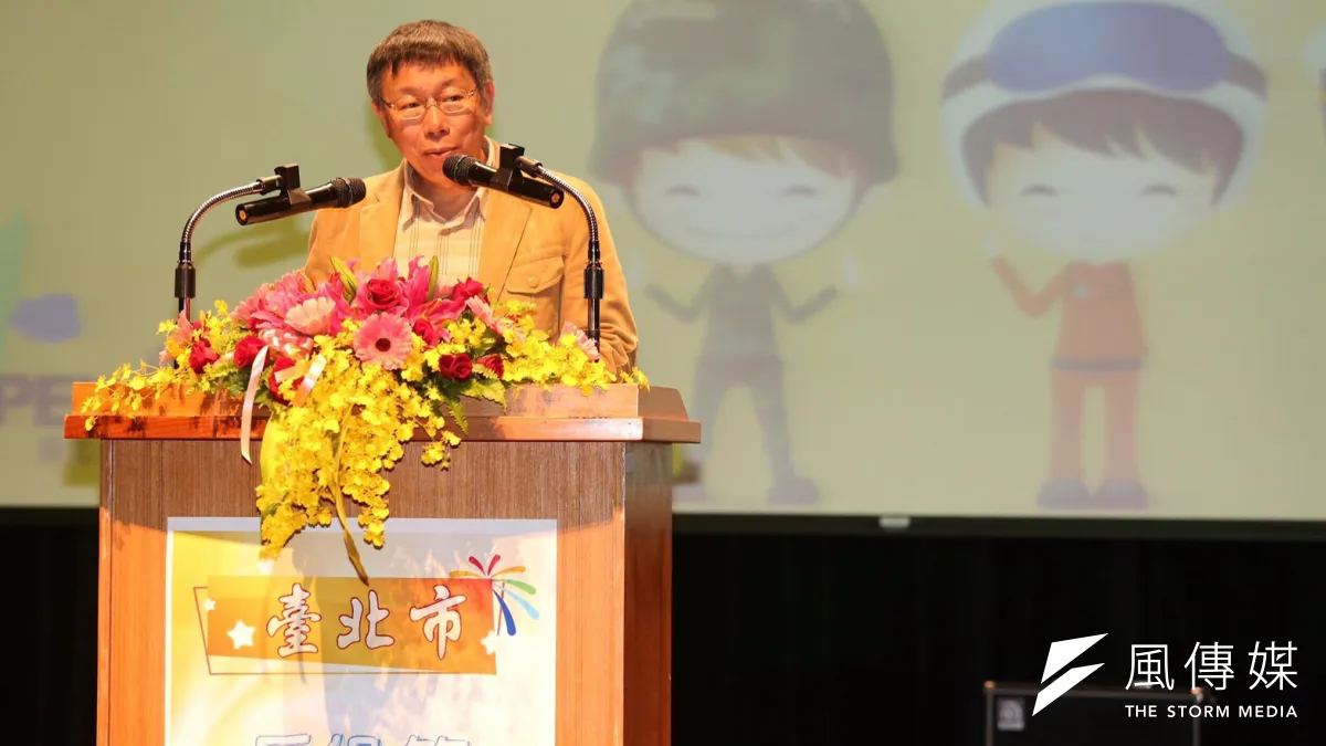 台北市長柯文哲23日早上出席兵役節頒獎典禮。被問及是否公開市長室主任蔡壁如與副市長陳景峻與遠雄「喬」巨蛋的所有會議記錄,柯沒有答應,只說「我要回去問他們一下」。(北市府提供)