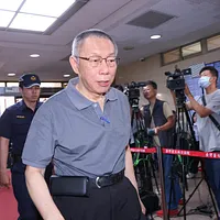 前台北市長の柯文哲氏は京華城事件に関与した疑いで勾留されたが、8日に7000万元で保釈された。(写真/顏麟宇撮影) 前台北市長の柯文哲氏は京華城事件に関与した疑いで勾留されたが、8日に7000万元で保釈された。(写真/顏麟宇撮影)