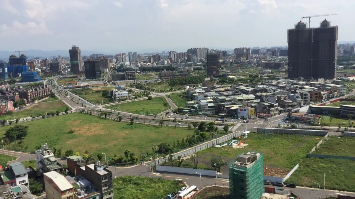 桃園區的中路及經國兩個重劃區在近期有許多新案交屋,由於市場盤整,許多新案雖然開價在3字頭,但成交價多在2字頭,因此吸引許多買方進場。(台灣房屋提供)