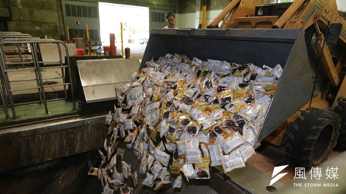 2013年毒澱粉風暴,台北市銷毀大量毒澱粉製造粉圓。(資料照,林旻萱攝) 2013年毒澱粉風暴,台北市銷毀大量毒澱粉製造粉圓。(資料照,林旻萱攝)