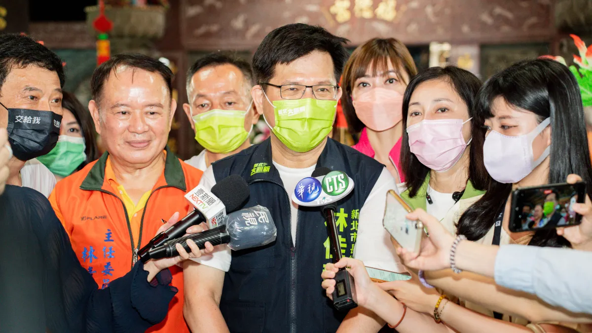 民進黨新北市長林佳龍7日赴三重果菜市場拜票。(林佳龍競選辦公室提供)