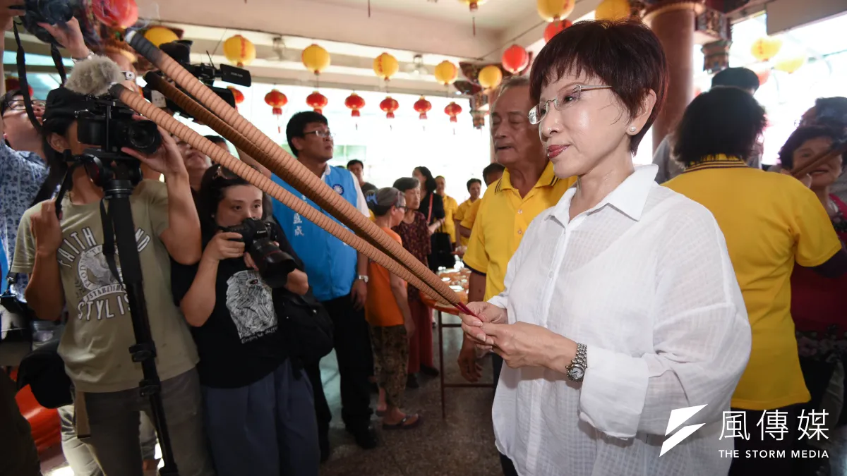 國民黨主席洪秀柱前往花蓮開行動中常會,她表示,花蓮市長補選具有指標性意義,目前局勢演變對民進黨不利。(羅暐智攝)