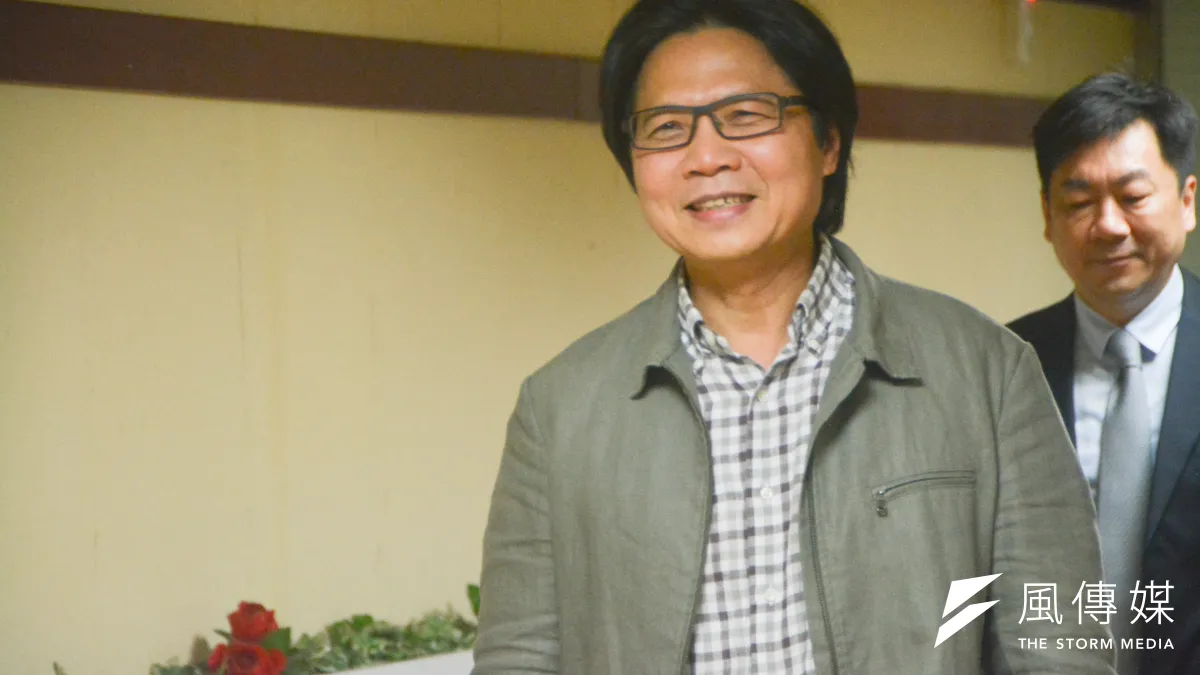 葉俊榮(中)將轉任教育部長,行政院主要考量是學術地位、耐性和毅力、理想與創新等3個理由。(曾定嘉攝)