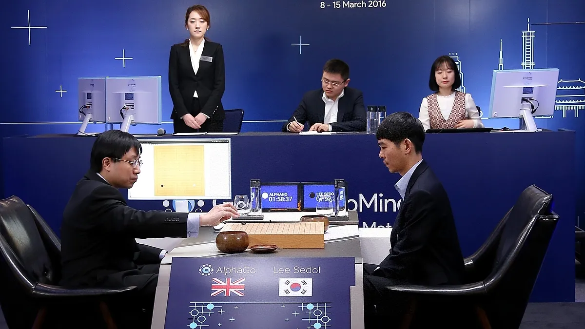 南韓棋手李世石九段(前右)2016年3月15日在首爾與「AlphaGo」第五場對弈。(新華社)