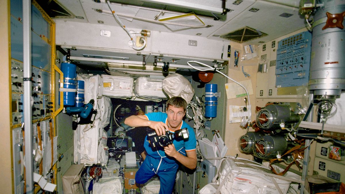 JAXA公開招兵買馬,讓一般人體驗國際太空站的生活兩週,還能領將近10萬台幣。(圖/Wikipedia) JAXA公開招兵買馬,讓一般人體驗國際太空站的生活兩週,還能領將近10萬台幣。(圖/Wikipedia)