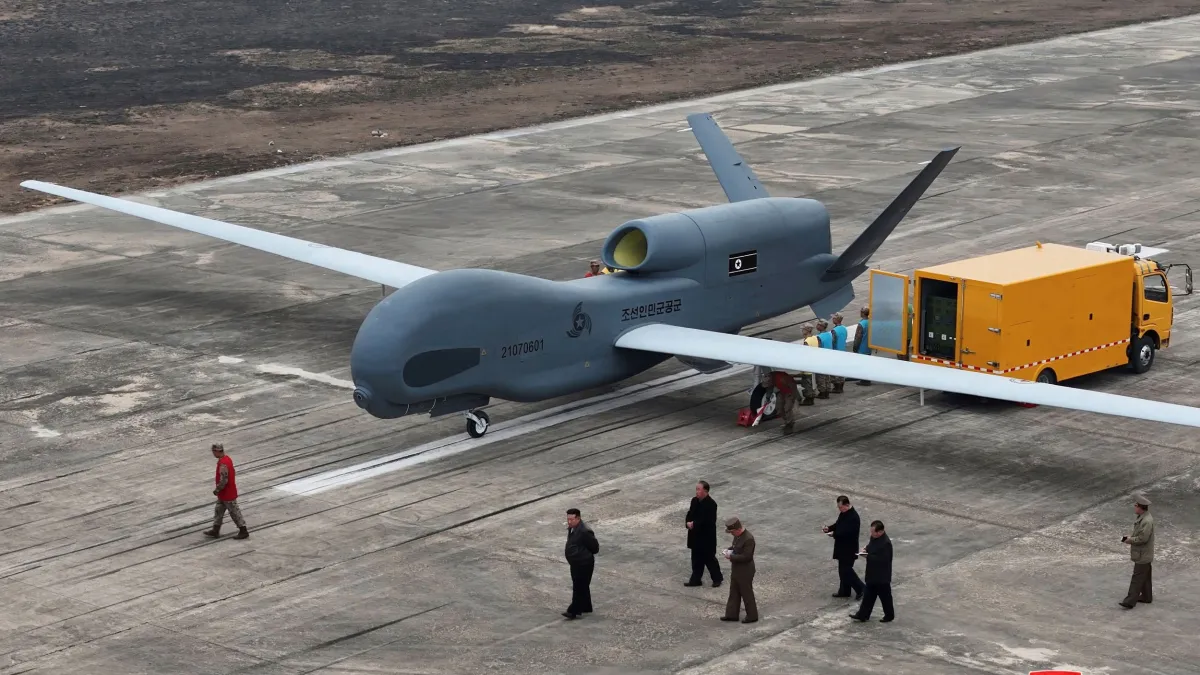 北韓公開最新款無人偵察機,外型與美軍全球鷹高度相似。(美聯社)
