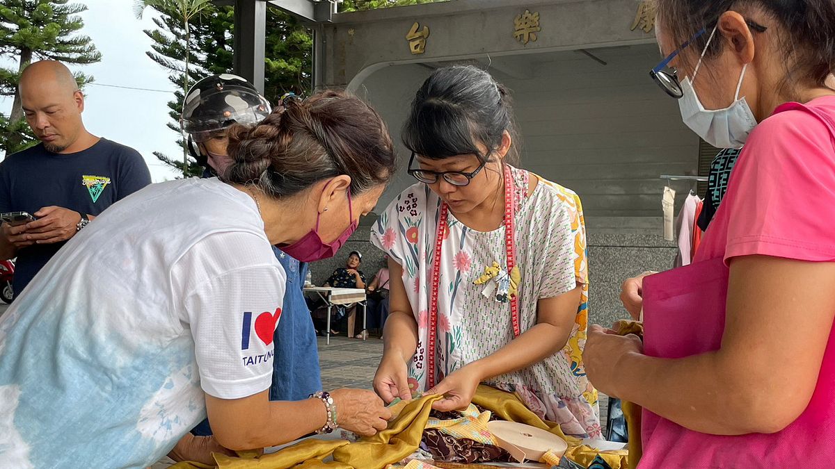 臺東縣環境保護局舉辦「廢布不廢|舊衣髮帶手作課」環境教育講座,分享舊衣改造環保精神。(圖/臺東縣政府環保局提供) 臺東縣環境保護局舉辦「廢布不廢|舊衣髮帶手作課」環境教育講座,分享舊衣改造環保精神。(圖/臺東縣政府環保局提供)
