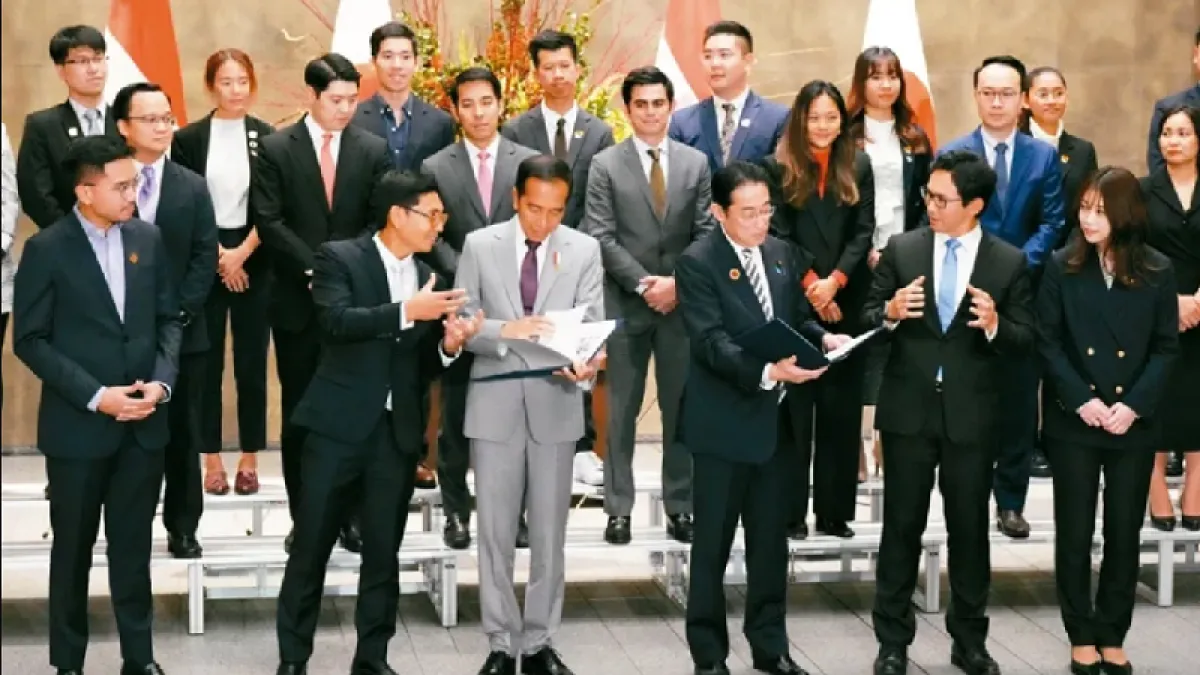 日本東協特別高峰會的「Z世代企業領袖峰會」,東道主日本首相岸田文雄(前排右三)和印尼總統佐科威(前排左三)。(美聯社)