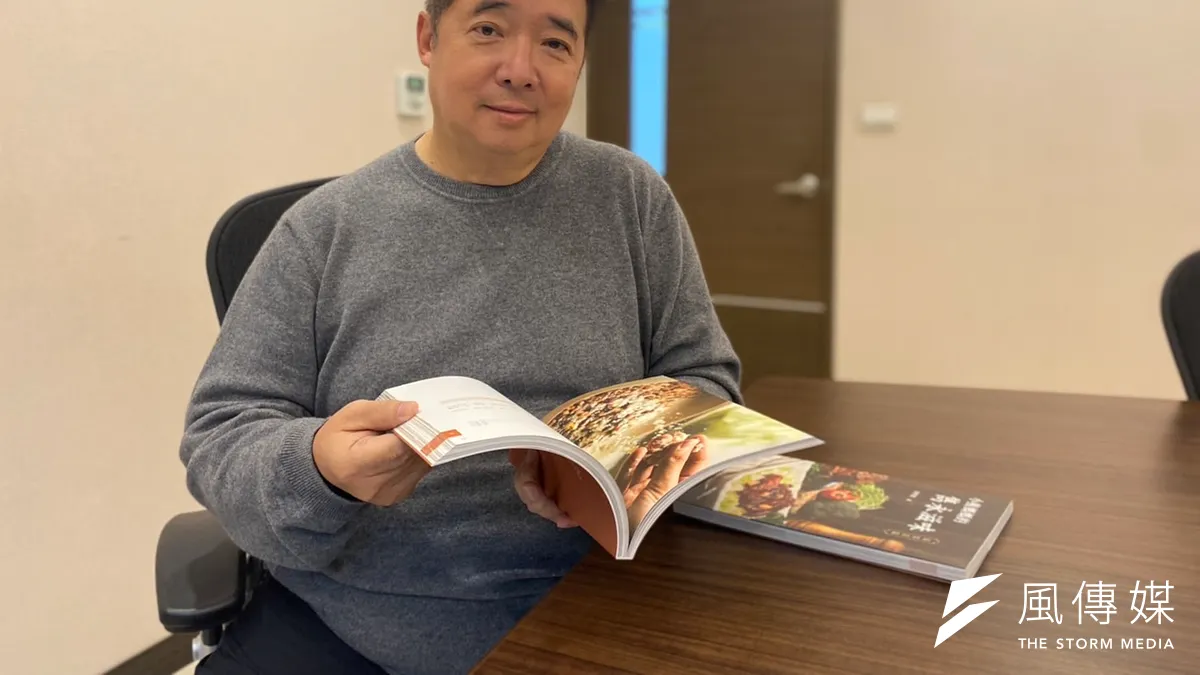 慧榮總經理苟嘉章思念母親陸秀庭女士,把母親手寫家傳料理筆記出版成做菜書。(圖/周康玉攝)