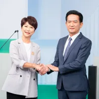2026民進黨台南市長提名政見會會前,陳亭妃(左)與林俊憲合照。(圖/民進黨提供) 2026民進黨台南市長提名政見會會前,陳亭妃(左)與林俊憲合照。(圖/民進黨提供)