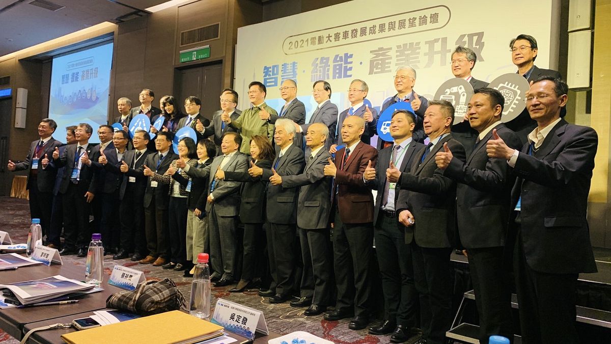 2021電動大客車發展成果與展望論壇大合照。(圖/飛宏科技提供 ) 2021電動大客車發展成果與展望論壇大合照。(圖/飛宏科技提供 )