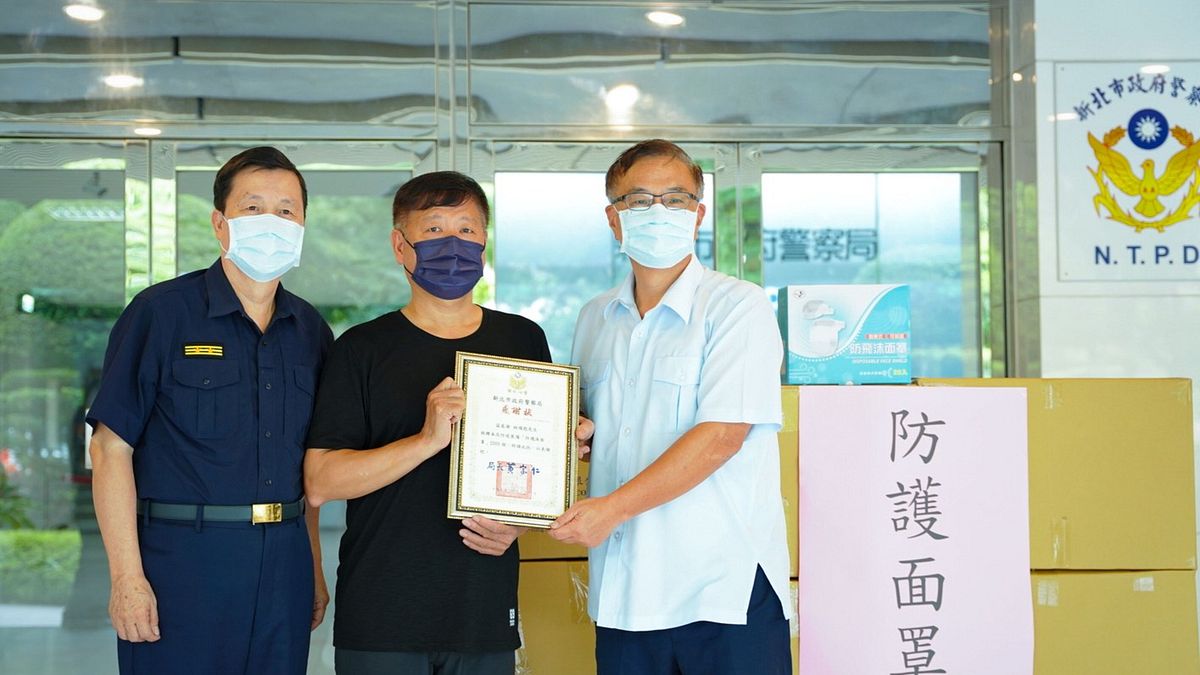 新北警察之友會新莊辦事處丹鳳站站長林福昌(中)捐贈警局「防飛沫面罩」2000個。(圖/新北市警察局提供) 新北警察之友會新莊辦事處丹鳳站站長林福昌(中)捐贈警局「防飛沫面罩」2000個。(圖/新北市警察局提供)