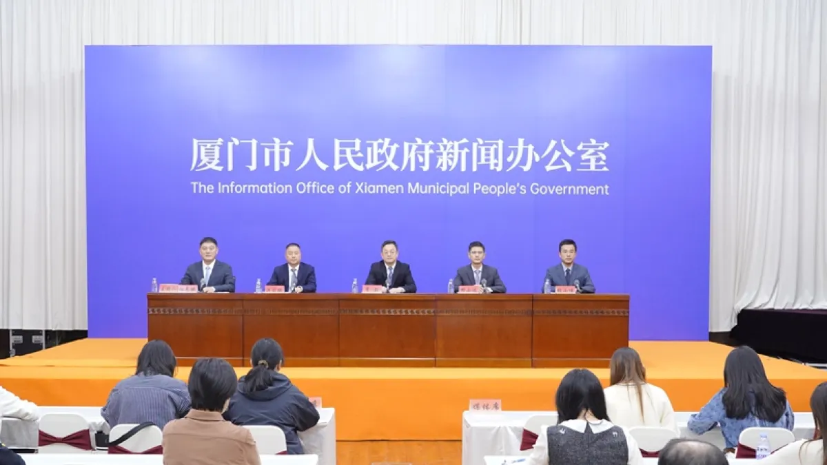 廈門市政府發布惠台12條措施,包括採購台灣農漁產品;開展金廈大橋金門段方案研究;與金門共用翔安國際機場等。圖為廈門市人民政府新聞辦公室發布會。(翻攝自廈門網)