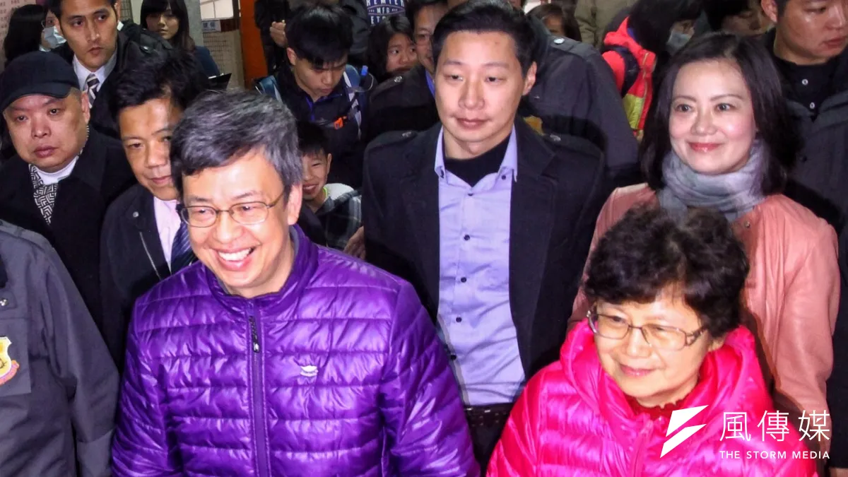 民進黨籍副總統參選人陳建仁偕同妻子前往投票,接受訪問時對周子瑜事件表示遺憾。(曾原信攝)