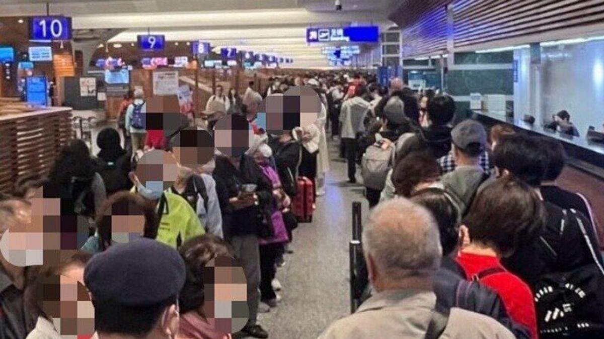 一名網友今(15)日早上到桃園機場時,發現樓上、樓下都排滿等通關的民眾。(圖/翻攝自爆料公社) 一名網友今(15)日早上到桃園機場時,發現樓上、樓下都排滿等通關的民眾。(圖/翻攝自爆料公社)