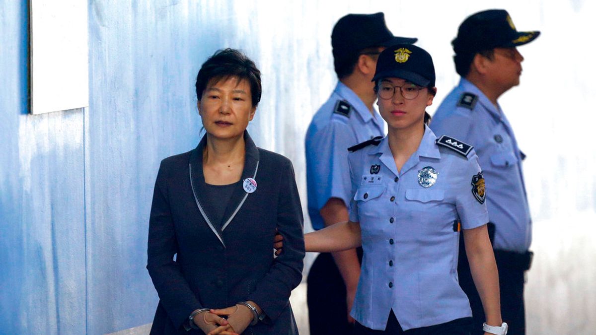 2018年4月6日,南韓前總統朴槿惠一審遭判處24年徒刑。圖為她2017年8月7日在法警戒護下,進入首爾中央地方法院。(AP) 2018年4月6日,南韓前總統朴槿惠一審遭判處24年徒刑。圖為她2017年8月7日在法警戒護下,進入首爾中央地方法院。(AP)