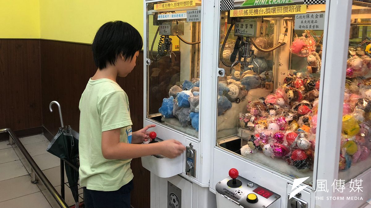 夾娃娃機店的數量近年在全台暴增,被認為與經濟不佳有關。(呂紹煒攝) 夾娃娃機店的數量近年在全台暴增,被認為與經濟不佳有關。(呂紹煒攝)