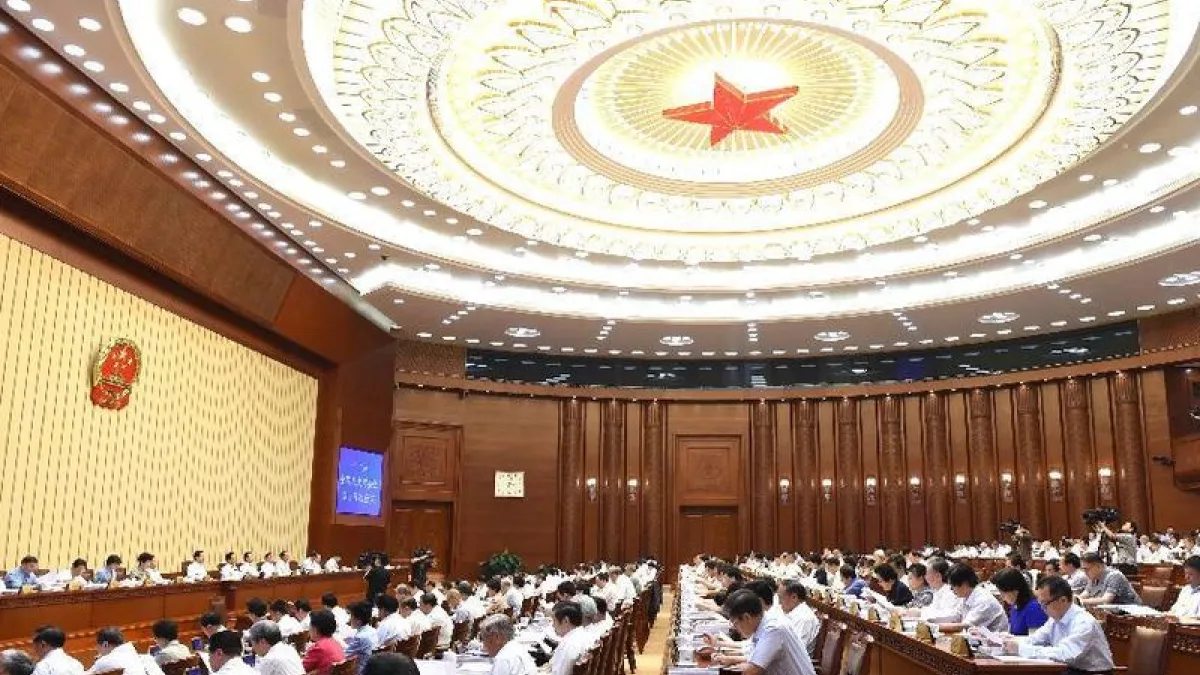 中國第十二届全國人大常委会第十五次會議通過新版《國家安全法》,課以港澳台人民國家統一之義務。(新華網)
