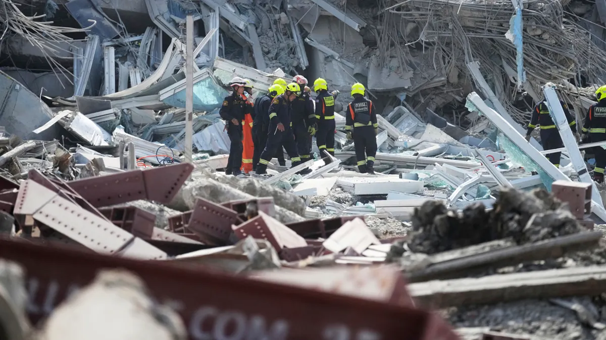 2025年3月28日。救難人員正在因地震倒塌的建築瓦礫中工作。緬甸28日下午發生芮氏規模7.7強震,泰國首都曼谷感到強烈搖晃。(AP)