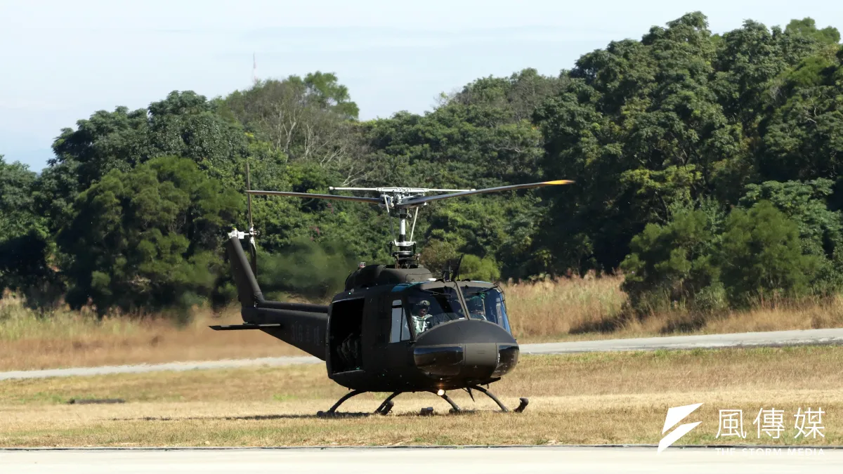陸軍30日舉行UH-1H直升機及UH-60M「黑鷹」直升機的除役暨成軍典禮,在台服役超過40年的UH-1H直升機正式走入歷史。(蘇仲泓攝)
