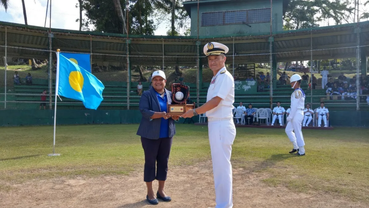 針對官兵染疫一事,敦睦艦隊支隊長陳道輝少將(右)最終被處「調離現職」處分。圖為陳道輝在帛琉進行相關拜會行程。(資料照,取自駐帛琉大使館臉書)