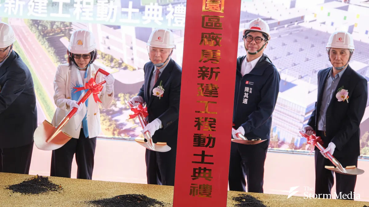 A groundbreaking ceremony for the new facility at ASE's Renwu Industrial Park was held on the 10th. Pictured (from left, third) is ASE Semiconductor CEO Tien Wu and Kaohsiung Mayor Chen Chi-mai (second from right) alongside other guests. (P