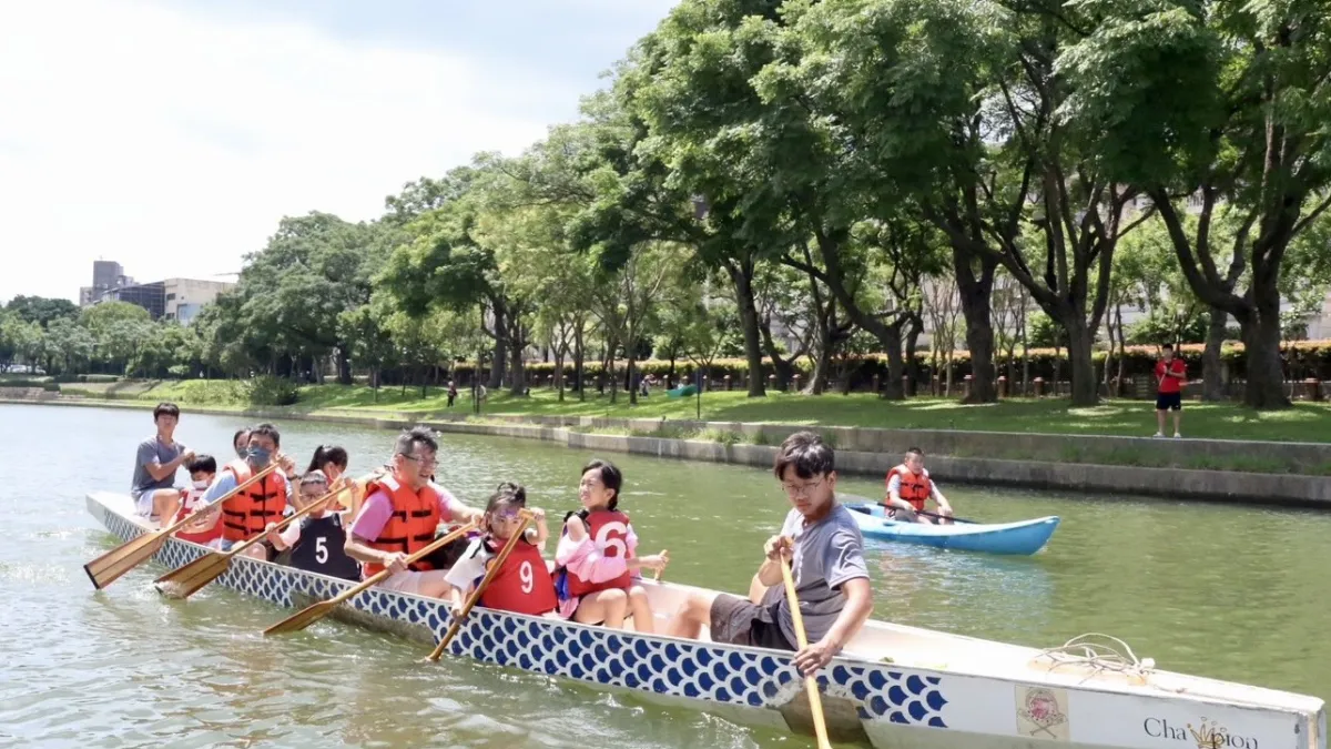 親子體驗划龍舟享受假日休閒運動。(圖/台中市政府)