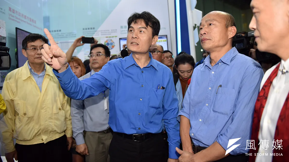 高雄市長韓國瑜特地前往107年資訊月「跨界創新・遇見未來」,並聽取現場人員解說。(圖/徐炳文攝) 高雄市長韓國瑜特地前往107年資訊月「跨界創新・遇見未來」,並聽取現場人員解說。(圖/徐炳文攝)