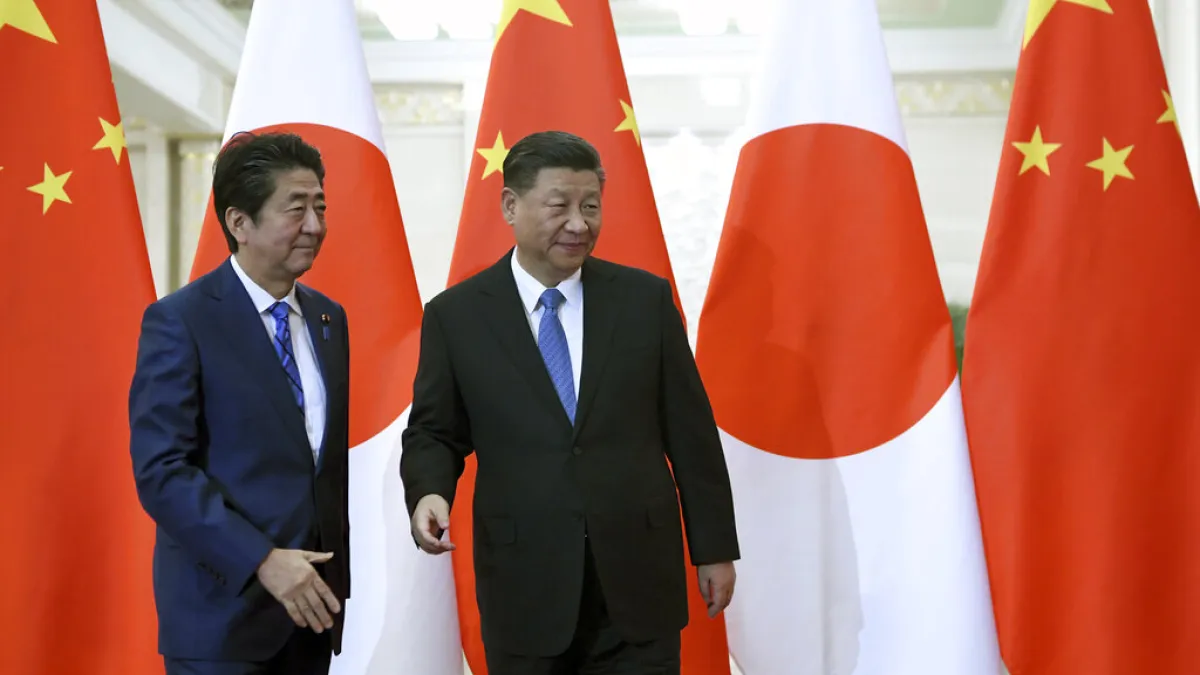 歡不歡迎習近平(右)來訪,成了安倍(左)政府的難題。(美聯社)