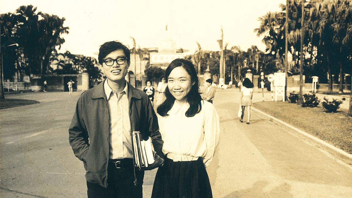 洪三雄與陳玲玉在戒嚴時代勇敢爭取言論自由,之後也攜手走過一輩子(圖/圓神出版提供) 洪三雄與陳玲玉在戒嚴時代勇敢爭取言論自由,之後也攜手走過一輩子(圖/圓神出版提供)