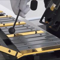 グロッケン(金属製の音板を叩いて音を奏でる鍵盤打楽器)に、大きさの異なる貴金属プレート(写真は純金製)を取り付け、マレットで叩いて多様な音程の音を収録する。(写真/田中貴金属グループ提供) グロッケン(金属製の音板を叩いて音を奏でる鍵盤打楽器)に、大きさの異なる貴金属プレート(写真は純金製)を取り付け、マレットで叩いて多様な音程の音を収録する。(写真/田中貴金属グループ提供)