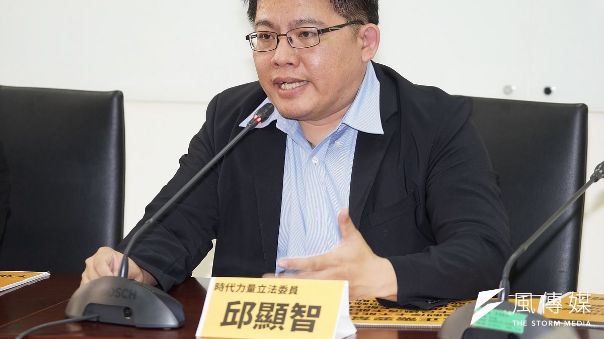 時代力量立委邱顯智(見圖)今(15)日召開記者會,痛批NCC對宏泰集團「假公益、真投資」未盡身為監理機關的責任。(資料照,盧逸峰攝) 時代力量立委邱顯智(見圖)今(15)日召開記者會,痛批NCC對宏泰集團「假公益、真投資」未盡身為監理機關的責任。(資料照,盧逸峰攝)