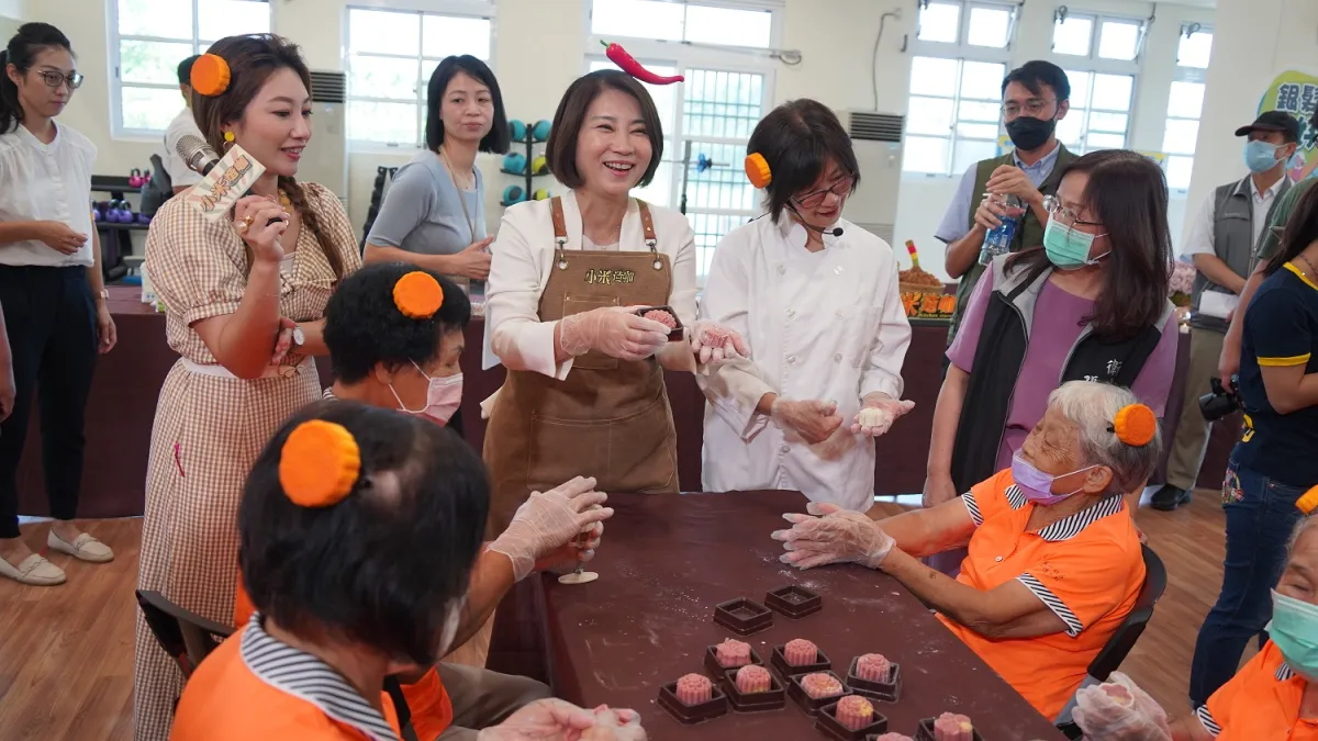 屏東縣長周春米與萬巒鄉當地「蠻蠻聚樂部」長輩們開心互動。(圖/屏東縣政府衛生局提供)
