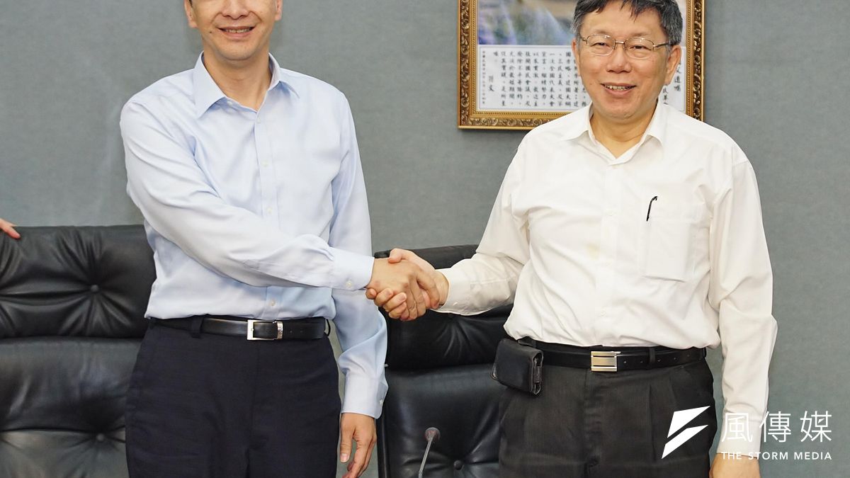 新北市長朱立倫(左)表示,感謝台北市長柯文哲(右)對環狀線的重視,「更希望中央不要再忽略雙北市民的權益,儘快核定二期路網」。(資料照,盧逸峰攝) 新北市長朱立倫(左)表示,感謝台北市長柯文哲(右)對環狀線的重視,「更希望中央不要再忽略雙北市民的權益,儘快核定二期路網」。(資料照,盧逸峰攝)