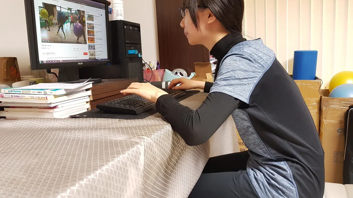 上班族久坐聳肩容易造成斜方肌緊繃,頸部前伸則易造成頸椎位移。(圖/添旺平衡調理中心提供)