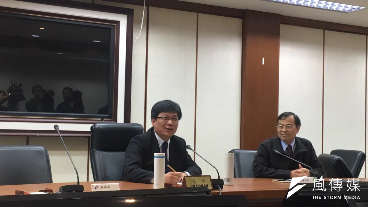行政院長賴清德今宣布深澳燃煤電廠停建,經濟部次長曾文生(左)下午召開記者會說明,台電總經理鍾炳利(右)陪同說明。(尹俞歡攝)