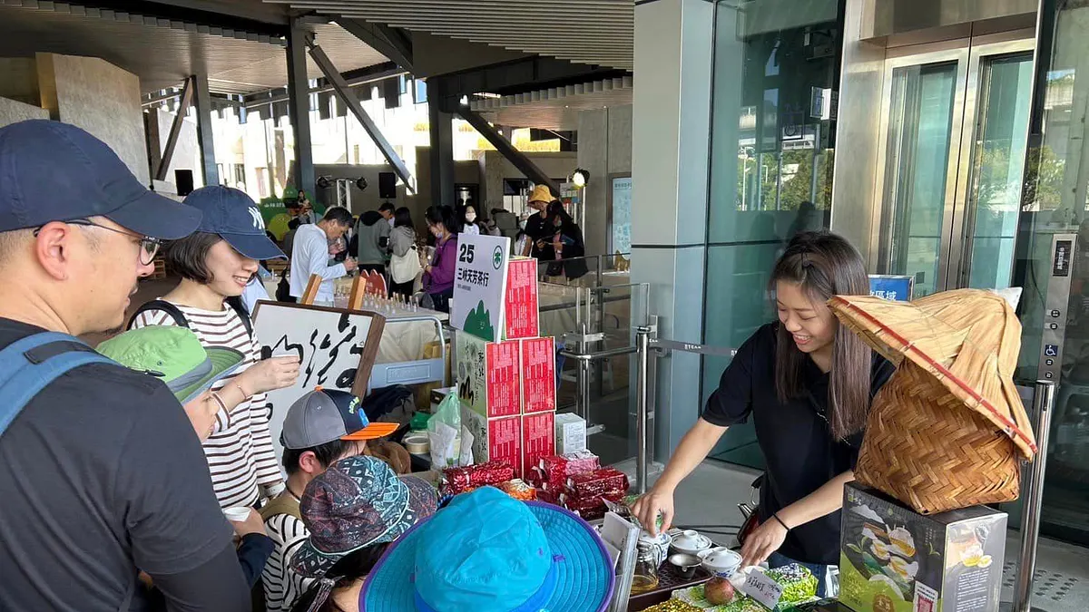 活動現場「森Chill市集」邀請20攤獨立品牌特色攤位,包含跟市府合作的微笑山線服務據點。(113年微笑山線partyday活動照)。(圖/新北市觀旅局提供) 活動現場「森Chill市集」邀請20攤獨立品牌特色攤位,包含跟市府合作的微笑山線服務據點。(113年微笑山線partyday活動照)。(圖/新北市觀旅局提供)