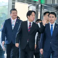 民進党の陳冠廷氏(右)は、中露の連携や日本周辺での演習計画に強い危機感を示し、HIMARSなど緊急性の高い対米武器購入を進めるため、野党に対し速やかな対話を求めた。(写真/劉偉宏攝影) 民進党の陳冠廷氏(右)は、中露の連携や日本周辺での演習計画に強い危機感を示し、HIMARSなど緊急性の高い対米武器購入を進めるため、野党に対し速やかな対話を求めた。(写真/劉偉宏攝影)