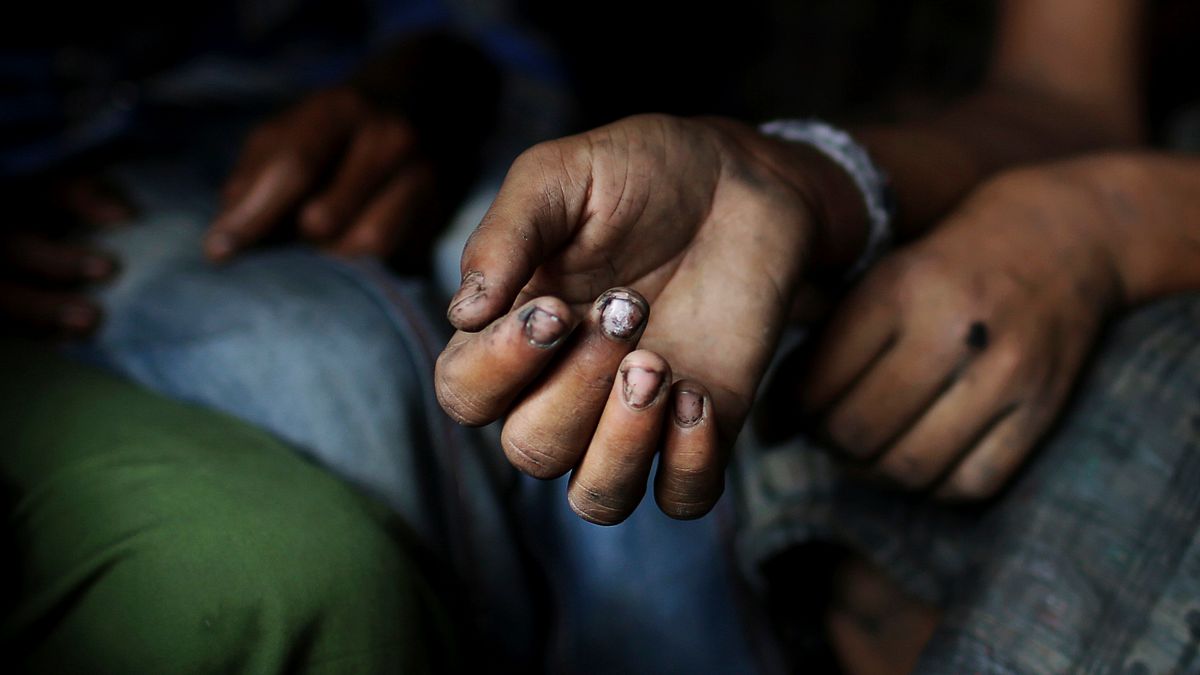 2012年6月12日,印度警方救出新德里某家成衣廠裡的童工(美聯社) 2012年6月12日,印度警方救出新德里某家成衣廠裡的童工(美聯社)