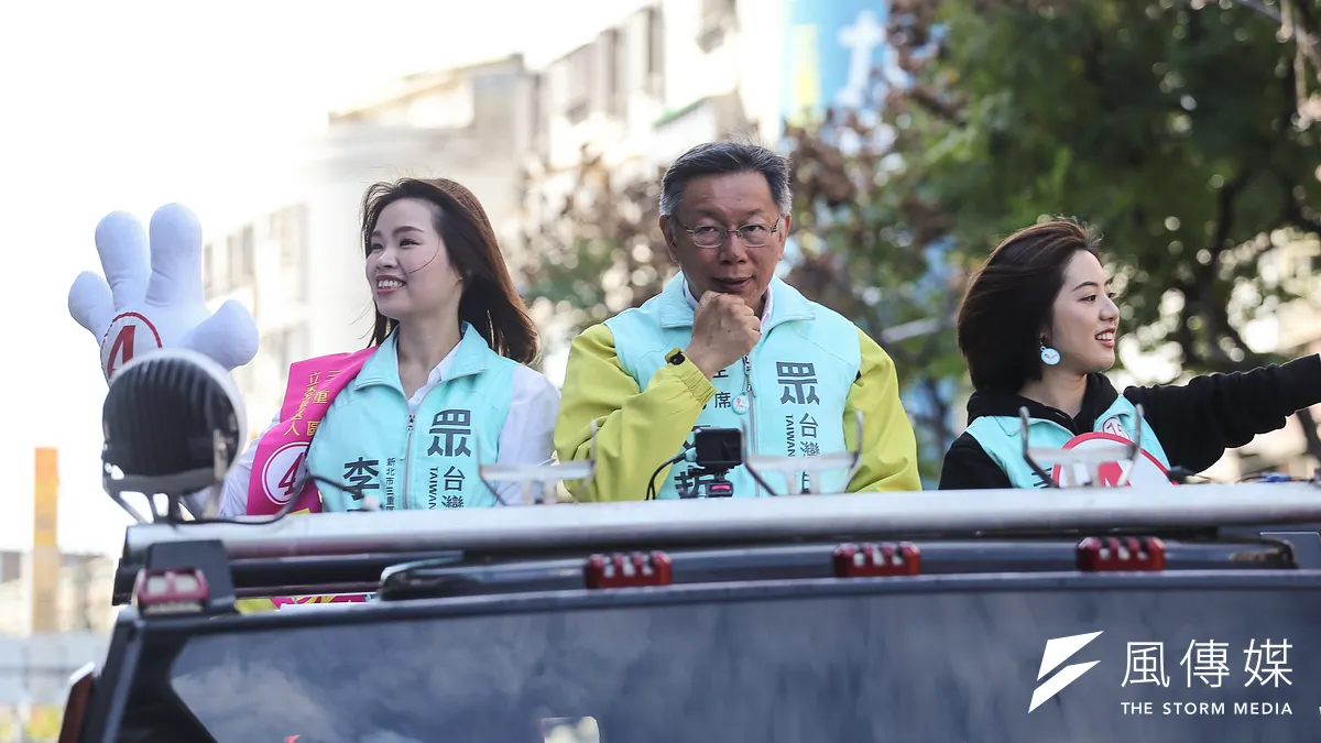 台灣民眾黨主席柯文哲(中)偕同立委參選人李旻蔚(左)與黃瀞瑩(右)於選前最後一天在三重車隊掃街。(陳品佑攝) 台灣民眾黨主席柯文哲(中)偕同立委參選人李旻蔚(左)與黃瀞瑩(右)於選前最後一天在三重車隊掃街。(陳品佑攝)