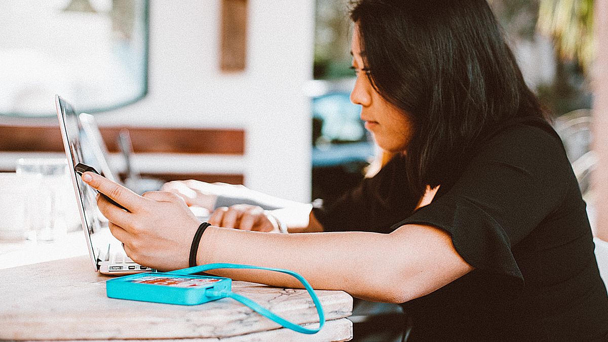 同時用手機滑臉書、用電腦打報告,再瞄一眼正在看的電視,真的是可能的嗎?(圖/取自pexels) 同時用手機滑臉書、用電腦打報告,再瞄一眼正在看的電視,真的是可能的嗎?(圖/取自pexels)