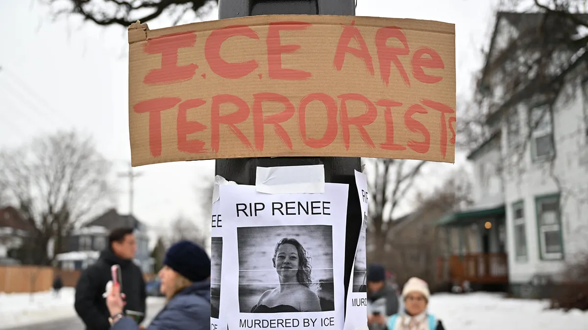 2026年1月7日,明尼蘇達州一名37歲的美國公民古德(Renee Good)遭ICE執法人員槍殺,街頭標語寫著:「ICE是恐怖份子」、「被ICE謀殺的古德,請安息」。(美聯社)