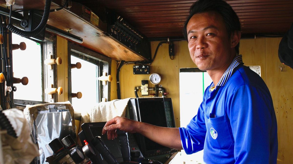 來成䱐號的年輕船長傅彥源,是櫻花蝦產業的新世代生力軍(圖片來源:上下游新聞市集,攝影/林吉洋) 來成䱐號的年輕船長傅彥源,是櫻花蝦產業的新世代生力軍(圖片來源:上下游新聞市集,攝影/林吉洋)