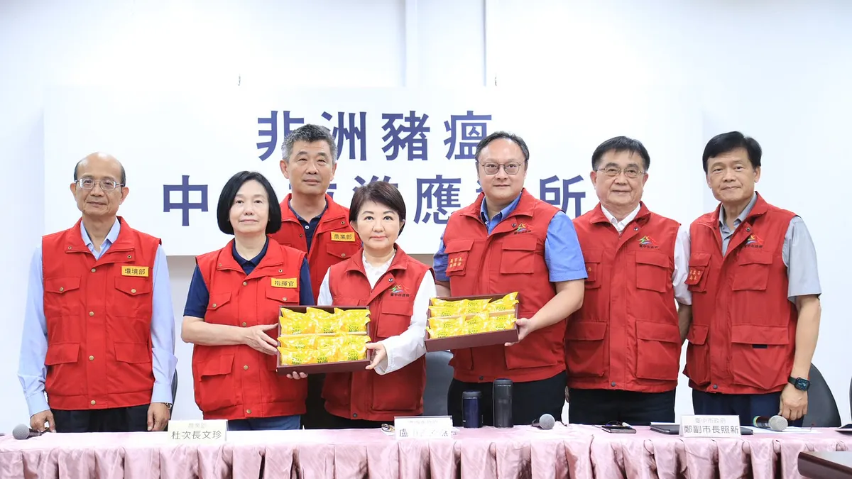 5日防疫會議上,盧秀燕市長準備台中名產「檸檬餅」贈送給杜次長與同仁,寓意皆為「清零」,期待5日中午有好消息。(圖/台中市政府) 5日防疫會議上,盧秀燕市長準備台中名產「檸檬餅」贈送給杜次長與同仁,寓意皆為「清零」,期待5日中午有好消息。(圖/台中市政府)