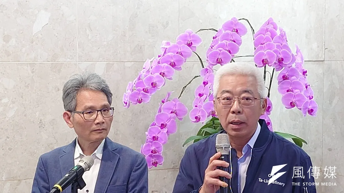 經濟部今日召開記者會,中油董事長方振仁(右)說明下周油價凍漲。( 圖/馮建棨攝)