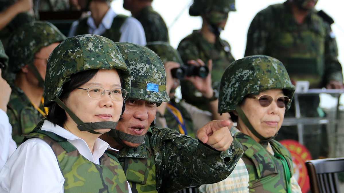 前陸軍副司令季連成(中)出任行政院政委。圖為總統蔡英文(左)校閱漢光演習,時任八軍團指揮官季連成擔任說明官。(資料照,軍聞社) 前陸軍副司令季連成(中)出任行政院政委。圖為總統蔡英文(左)校閱漢光演習,時任八軍團指揮官季連成擔任說明官。(資料照,軍聞社)