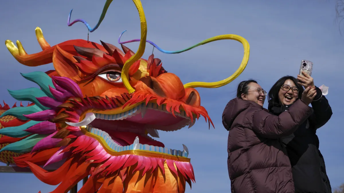 中國的國際形像不是靠「講故事」就能扭轉的。圖為北京民眾在後海附近巨型龍燈附近遊覽。(美聯社)