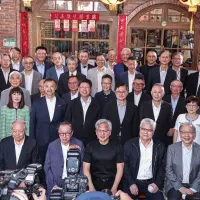 米エヌビディアの創業者で最高経営責任者(CEO)のジェンスン・フアン氏(前列中央)は、レトロ風レストラン「磚窯古早味懐旧餐庁」で恒例の晩餐会を開催。集まった各企業のトップと記念撮影を行った。(劉偉宏撮影) 米エヌビディアの創業者で最高経営責任者(CEO)のジェンスン・フアン氏(前列中央)は、レトロ風レストラン「磚窯古早味懐旧餐庁」で恒例の晩餐会を開催。集まった各企業のトップと記念撮影を行った。(劉偉宏撮影)