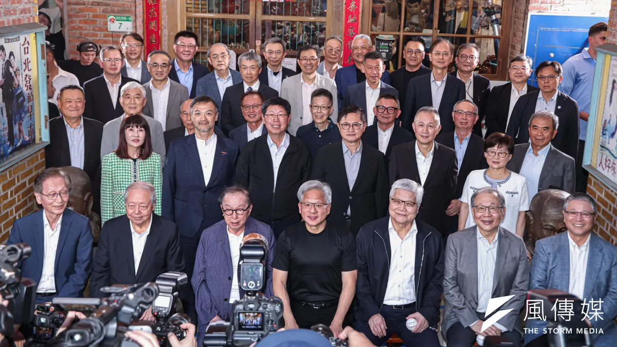 NVIDIA founder and CEO Jensen Huang (front row, center) attended the 'Trillion-Dollar Dinner' at Brick Kiln Old-Style Nostalgic Restaurant, posing for a group photo with the chairpersons in attendance. (Photo by Liu Wei-hung)