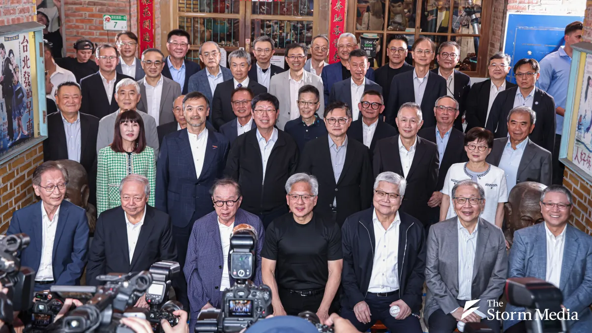 NVIDIA founder and CEO Jensen Huang (front row, center) attended the 'Trillion-Dollar Dinner' at Brick Kiln Old-Style Nostalgic Restaurant, posing for a group photo with the chairpersons in attendance. (Photo by Liu Wei-hung)